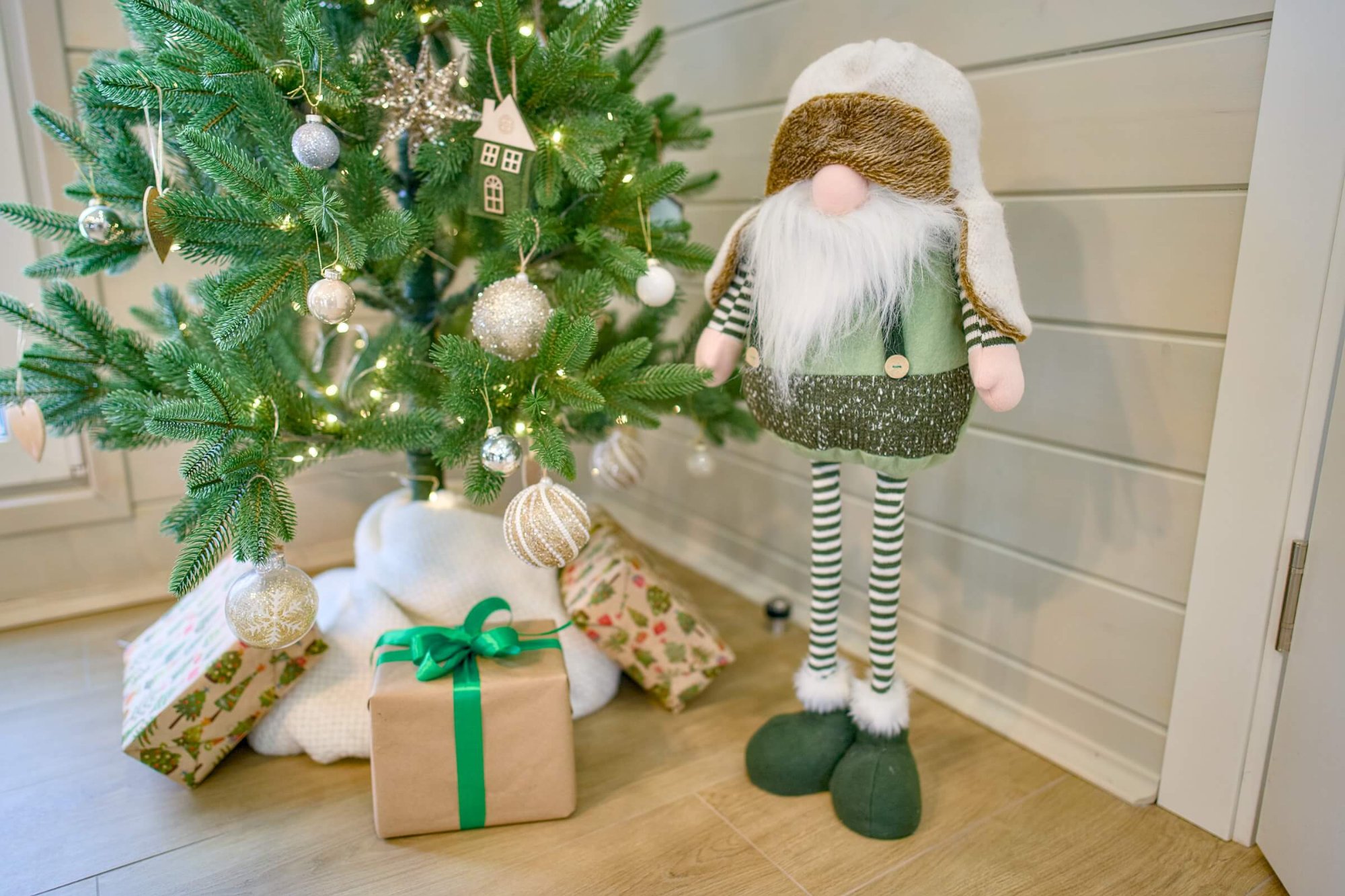 Декор — новогодний гном